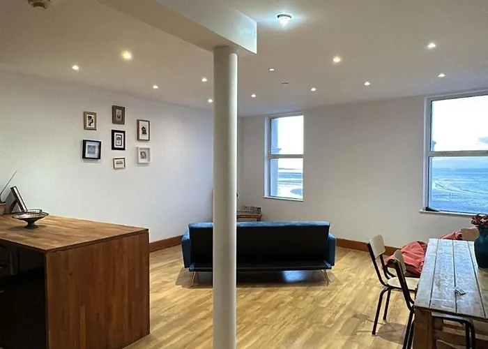 Seaside Apartment, On The Doorstep Of The Beach!
