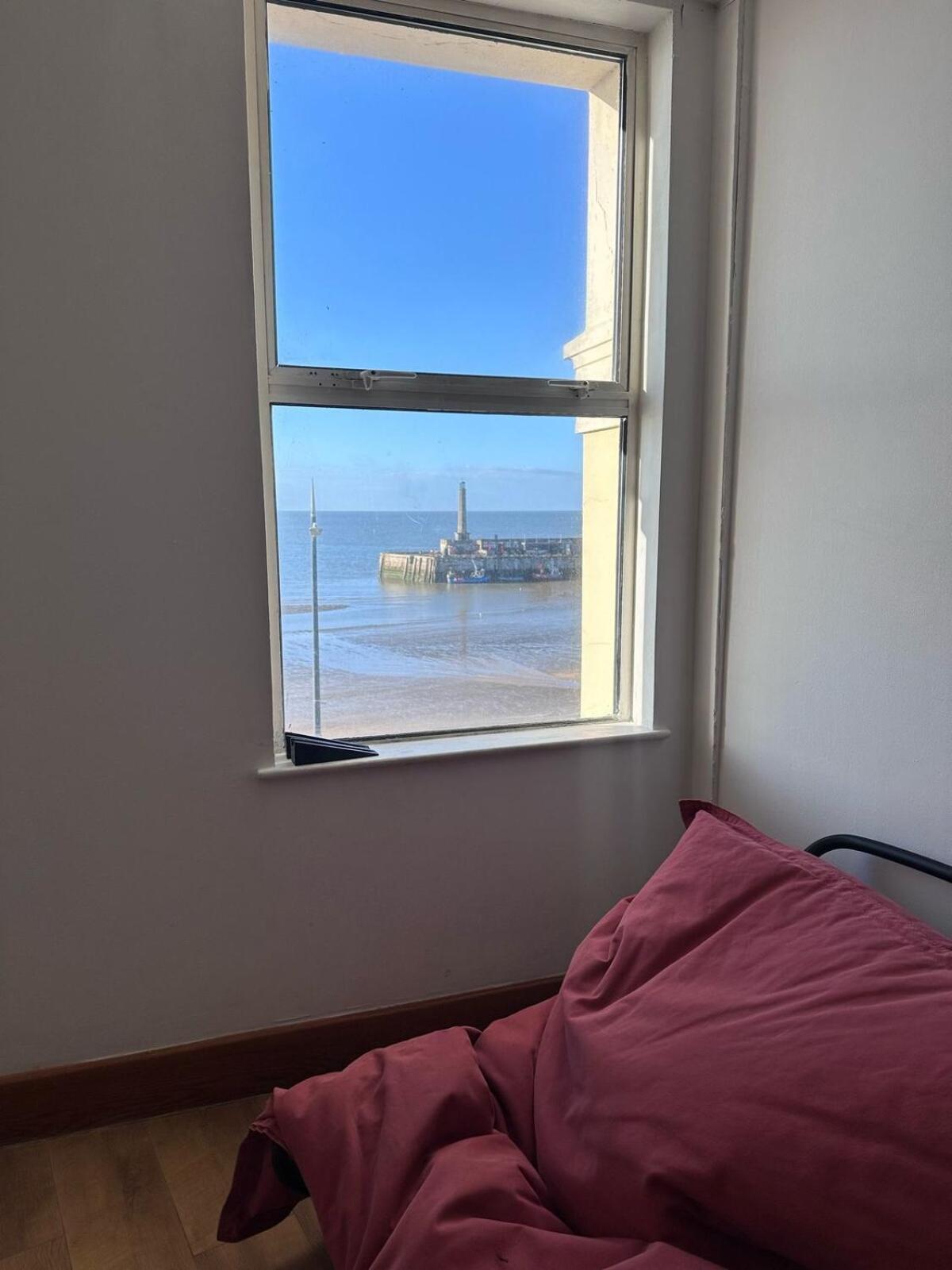 Seaside Apartment, On The Doorstep Of The Beach! *